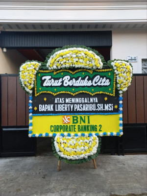 Papan Bunga Duka di Teluk Ampimoi