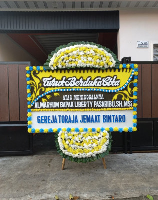 Papan Bunga Duka di Teluk Ampimoi