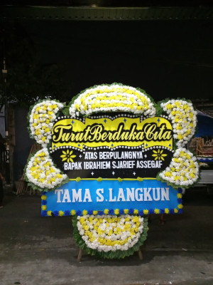 Papan Bunga Duka di Teluk Ampimoi