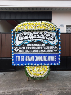 Papan Bunga Duka di Teluk Ampimoi